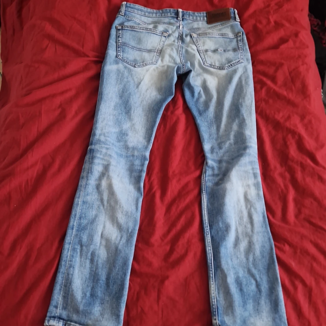 Blå bootcut jeans med slitning - 1