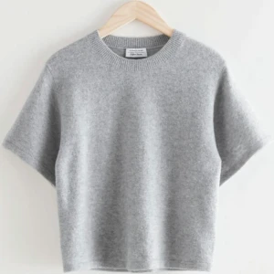 Grå stickad kortärmad tröja - Jättegosig stickad och kortärmad tröja i alpackablandning. Tröjan är från Otter stories och är i nyskick. Nypris 790