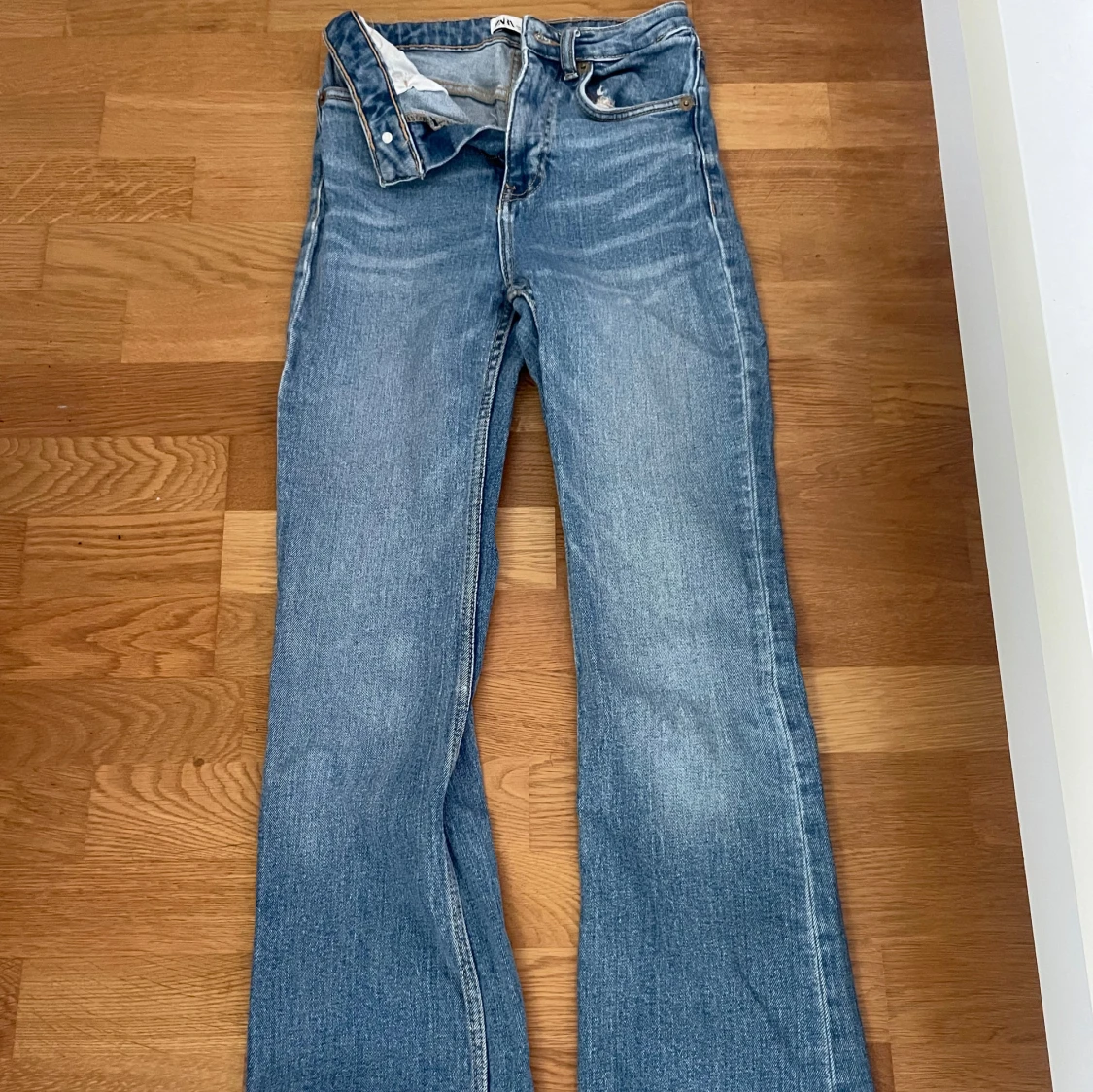 Blå bootcut jeans från Zara