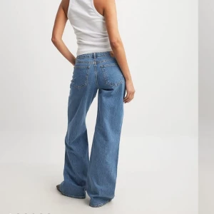 Lågmidjade jeans NAKD - Säljer ett par oanvända jeans från Nakd, lappen fortfarande kvar. Lågmidjade. Stl 38. Nypris 699kr. 