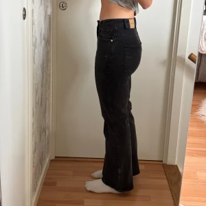 Svarta bootcut jeans - Säljer ett par svarta jeans från Carin Wester med bootcut passform och midwaist. Perfekta för en avslappnad men ändå trendig look. Helt oanvända! Nypris: 699 kr. Köparen står för frakten. Hör av dig för fler bilder😊