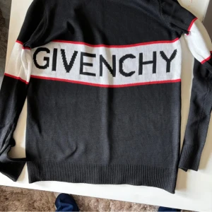 Givenchy Tröja Stickad - Givenchy tröja stickad, helt oanvänd, Storlek medium. Kom privat om ni har några frågor😊