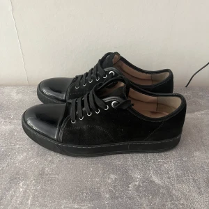 Lanvin skor - Lanvin skor i rätt bra skick, svart glansig toecap. Storlek UK8~42/43. Inget OG