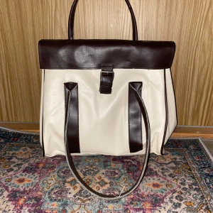 Vintage Väska - Jätte söt Thriftad Vintage väska, handtagen är lite slitna men den har inga större fel/problem/skavanker.  Ganska rymlig.