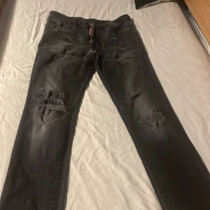 Svarta slitna jeans från Dsquared2 - Säljer ett par svarta  Dsquared2 jeans kan gå ner i pris om det diskuteras men inte under 300 tyvärr 