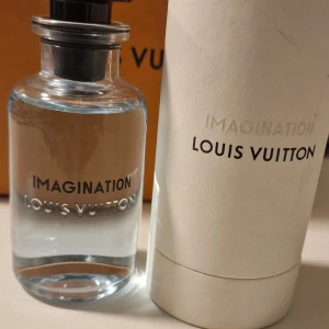 Imagination Eau de Parfum från Louis Vuitton - Imagination Eau de Parfum från Louis Vuitton kommer i en elegant genomskinlig glasflaska med svart spraykork och tillhörande vit förpackning. Doften är exklusiv och modern, perfekt för dig som vill sticka ut med en lyxig parfym.