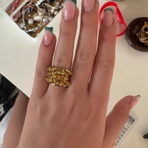Edblad peak ring - Den SUPER-POPULÄRA ”Peak” ringen från Edblad. Jag säljer den då jag inte använder den lika mycket längre! Den kostar 399kr ny! ALLTID 10% RABATT NÄR DU KÖPER 2 PLAGG ELLER FLER💗🫶!!!