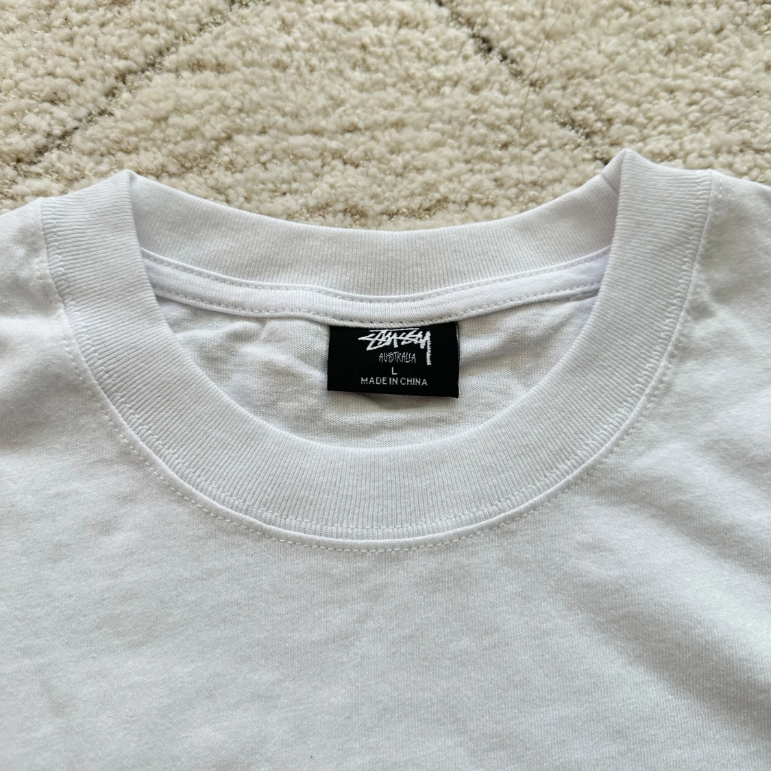 Vit t-shirt med Stüssy tryck - 3