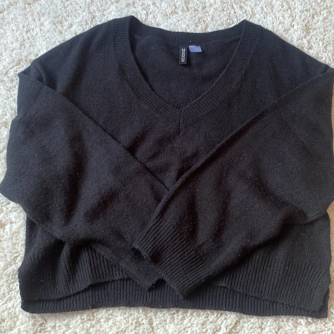 Svart stickad v-ringad tröja från Gina Tricot - 1