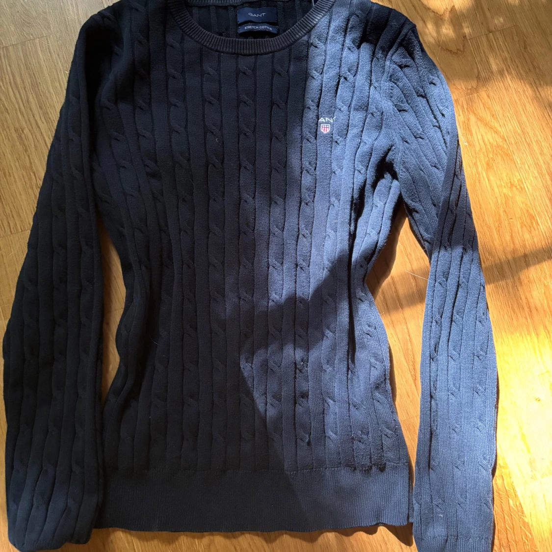 Mörkblå kabelstickad tröja från Gant - 1