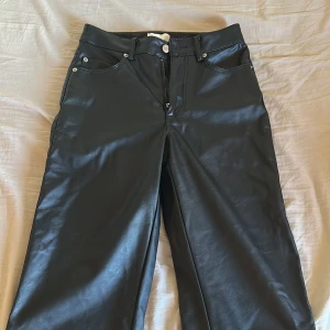 Svarta skinnbyxor från H&M - Ett par fodrade/tjockare svarta skinnbyxor från H&M i storlek 36. Använd fåtal gånger.