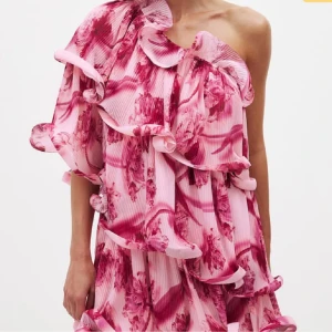 Söker nakd klänning  - Söker denna klänning från nakd i storlek 36-38☺️