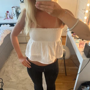 Vit topp - Säljer en supersöt vit axelbandslös tubtopp💕 perfekt till sommaren!