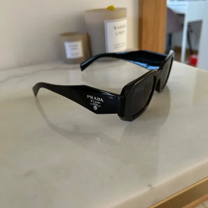 Prada solglasögon  - Ny inte använd skriv vid frågor och flera bilder så löser vi 