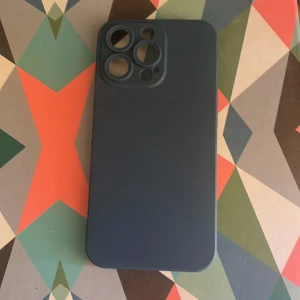 Mörkblått mobilskal IPhone 13 PRO - Säljer ett stilrent mörkblått mobilskal med med slät yta. Skalet är helt oanvänt! Det är en jätte fin färg men köpte fel model😭IPhone 13 PRO 