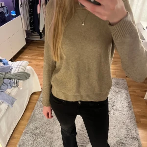 stickad tröja - Såå gosig och fin stickad tröja. Är lite nopprig, men det är inget man tänker på och de kan lätt tas bort. Skriv för fler bilder🥰🥰