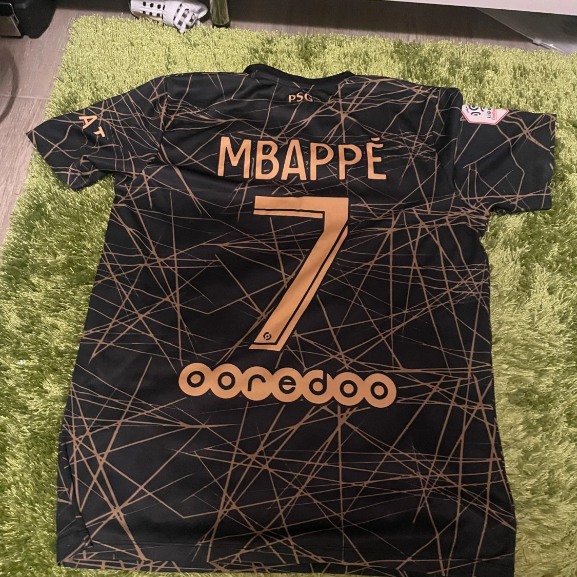 PSG fotbollströja Mbappé #7 svart/guld - 2