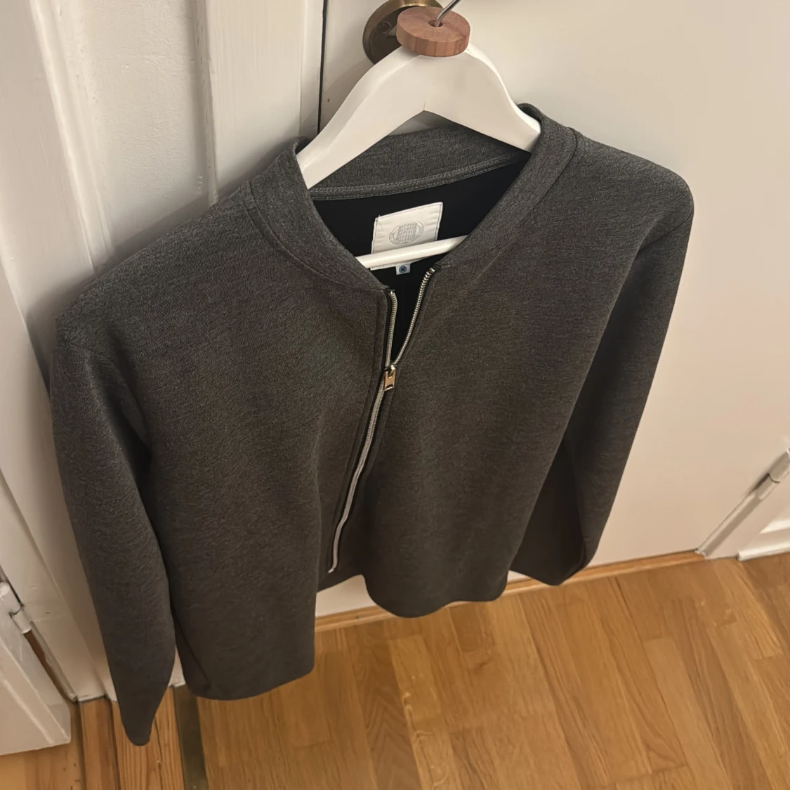 Mörkgrå zip-jacka från Elvine - 2