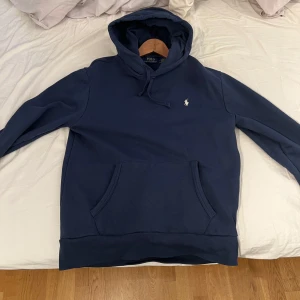 Polo Ralph Lauren hoodie - Säljer min Polo hoodie då jag växt ut den, använd ändast ett fåtal gånger. Fick den i present i jul. Den är i princip nyskick! Hör av er vid minsta lilla fråga
