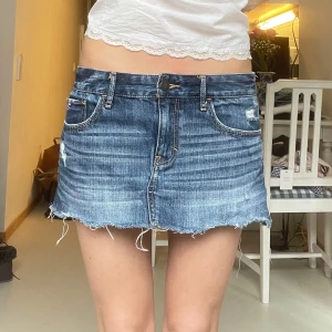 Lowwaist jeanskjol hollister - Den absolut snyggaste lågmidjade mini jeanskjolen från Hollister!!😍😍😍 Storlek w28 men passar S. Midjemått ca 39cm💕💕💕