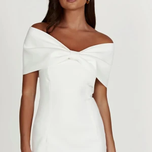 Vit klänning - Sold out super popular Meshki dress. Never worn with  tags still on. Perfekt studentklänning❤️❤️❤️online price 155€