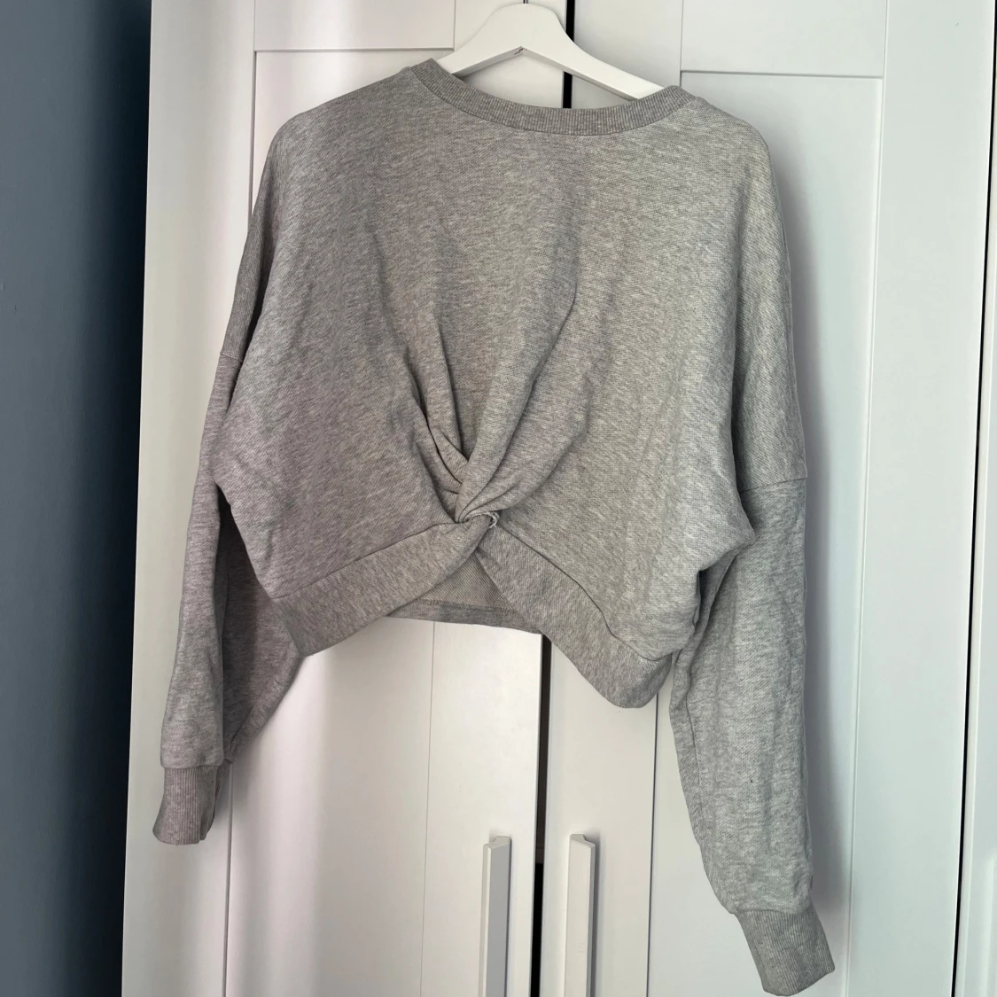 Grå croppad sweatshirt med knyt detalj