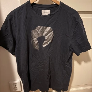 Limitato T-shirt - Säljer en mörkblå t-shirt från Limitato. Storlek M och sitter normalt. Den har inga defekter och är i mycket bra skick! 