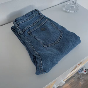 Blå högmidjade Abrand jeans 💙 - Ett par blå högmidjade A ’94 High Slim jeans från Abrand Jeans i storlek 36 som köptes secondhand men som tyvärr var för små så har aldrig kommit till användning. Nypris 1300kr! FÖRST TILL KVARN!