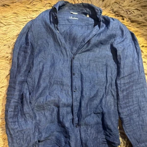 Stenströms skjorta - Snygg blå skjorta från Stenströms i slim line -modell. Skjortan har diskret mönster, knappar framtill och långa ärmar. Några små slitningar på höger arm som knappt syns när man har den på sig. Därför är skicket 7/10. Priset är ej hugget i sten. Bara att skriva vid minsta fundering!