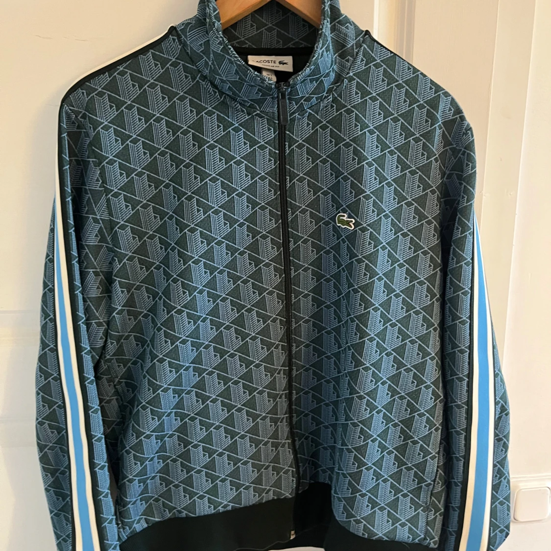 Mönstrad blå track jacket från Lacoste
