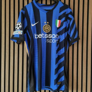 Nike Inter Milan Player Issue Champions League Home Shirt 24/25. - Nike Inter Milan Player Issue Champions League Home Shirt 24/25.  Skick: Ny med prislapp  Storlek: L W : 53cm L : 76cm    #nike #nikesportswear #intermilan #fotboll #footballshirt #jersey #fotbollströja