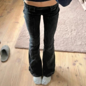 Lågmidjade bootcut byxor - Stretchiga byxor som är otroligt lågmidjade! Ifrån carlings! Storlek XS och har en kedja på sidan för att stänga dom! (Se bild) ❤️❤️❤️