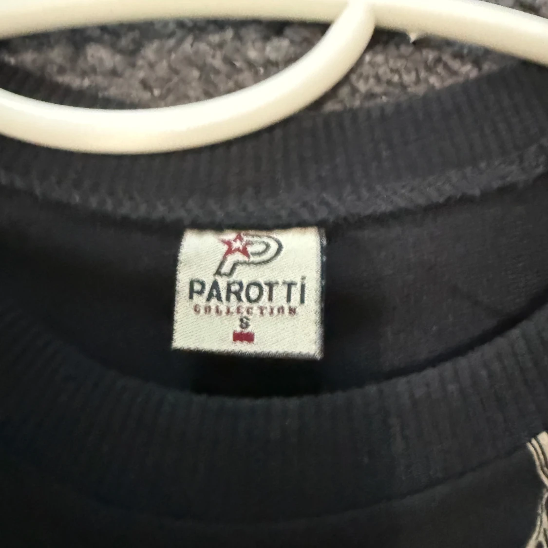 Svart långärmad tröja med lejontryck från Parotti - 1