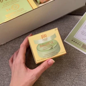 Pixi BeautifEYE Brightening Eye Patches - Helt oöppnade och oanvända (skyddsplast kvar!) Pixi BeautifEYE är ögonpatches med vitamin C som hjälper till att ljusa upp och pigga upp huden under ögonen. 60st!