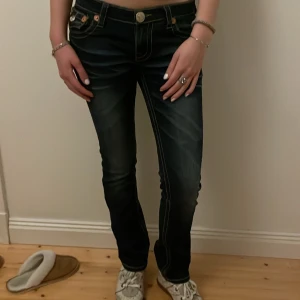 Mörkblå True Religion jeans  - Säljer ett par mörkblå jeans från true religion❤️skriv vid frågor