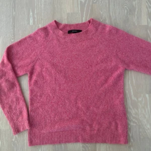 Rosa stickad tröja - mysig rosa stickad tröja, perfekt för sommarkvällar❤️ har aldrig kommit till användning då jag anser att jag inte passar i rosa… den är fortfarande mjuk o de finns inga tecken på skador!