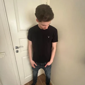 Gant T-shirt svart storlek xs/s - Gant tirsha i storlek xs/s. Skick 9,5/10.   För frågor är de bara att skicka iväg ett dm!😊