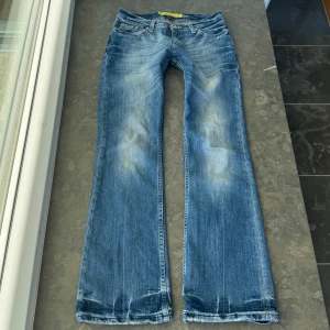 Lågmidjade jeans  - Så snygga jeans som tyvärr inte passar mig och har därför ingen bild på! Midjemått tvärsöver: 39cm  Midjehöjd: 19cm Inerbens längd: 77cm
