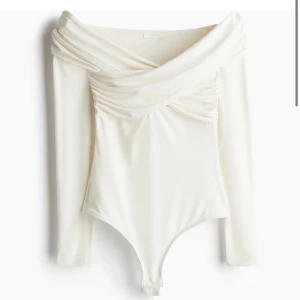 Vit offshoulder bodysuit - INTRESSEKOLL! Har användt denna body 1 gång. Men får den ej till användning, köpt för 229 men buda på!🩷