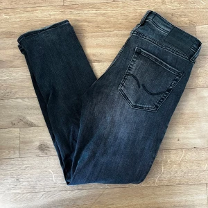  Jack & Jones Clark - Hejsan 👋🏼 Stiliga jeans till ett gott pris 😇 Priset är inte fast och såklart kan du få fler bilder om du så be om det! MVH SecondTreasures 🍇