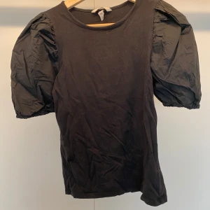 T-shirt med puff ärmar  - svart T-shirt med puff ärmar. I fint skick och är super fin.