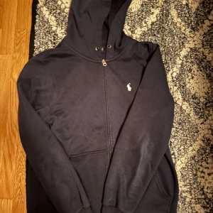 Polo zip hoodie - Säljer denna goa polo hoodien utan snören, inga hål eller liknande