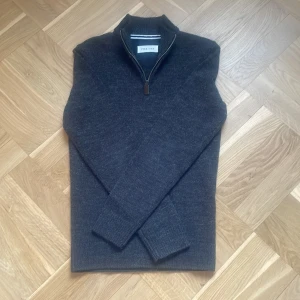 Stickad tröja/Half zip Pier One  - Säljer en helt ny stickad tröja från Pier One med dragkedja vid halsen. I nyskick! Perfekt för en avslappnad look. Tröjan har långa ärmar och en enkel design som passar till det mesta. Hör av er vid funderingar eller frågor!