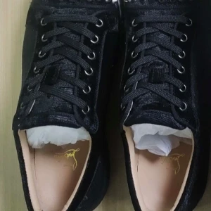 Svarta sneakers med nitar -  Säljer ett par helt nya, oanvända Louboutin-skor den perfekta kombinationen av lyx och elegans! Skorna har den ikoniska röda sulan och är i nyskick, redo att bäras av någon som verkligen kommer uppskatta dem. Tyvärr har de aldrig kommit till användning efter köpet, så nu hoppas jag att de hittar ett nytt hem där de kan glänsa. Perfekta för både fest och speciella tillfällen! Hör av dig vid intresse.