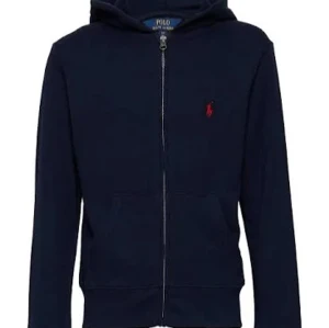 Marinblå  hoodie från Ralph Lauren - Säljer en stilren marinblå  hoodie från Ralph Lauren med dragkedja och det klassiska röda logotypen på bröstet. Perfekt för en avslappnad look. Passar både till vardags och mysiga hemmakvällar.pris går att diskutera! 💗Har ett märke efter ett sytt gammalt hål på innerarmen men absolut inget man märker! 💗 köpt för 1,1!💗