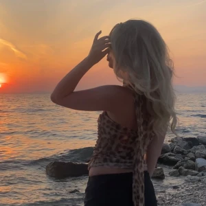 Leopardmönstrad tubtopp - Säljer denna leopard topp som jag använt en gång när jag var utomlands. Den är som ny och passar bra nu till sommaren💕