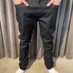 Svarta jeans från Tiger of Sweden - Snygga svarta jeans från Tiger of Sweden med en normal passform. Perfekta för en stilren look. Modellen är 175 och är lite stora så passar någon 175-190. Vårt pris endast 249 men inte hugget i sten så kom gärna med bud, och hör av er vid minsta lilla fråga. 