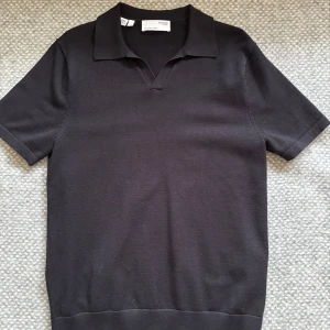 Svart pikétröja från Selected Homme - Säljer en stilren svart piké tröja från Selected Homme. Som ny och inga defekter eller tecken på användning |Nypris:400kr| Storlek S| 