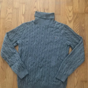 Grå kabelstickad polotröja från Gant - Pris kan diskuteras vid snabbt köp. Skick 9/10