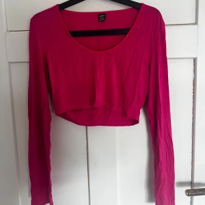 Rosa croppad topp från SHEIN  - Snygg rosa croppad topp från shein med långa ärmar. Toppen är tillverkad i ett mjukt och bekvämt material. Tröjan är mer skrikrosa i verkligheten. Sitter mer som en M